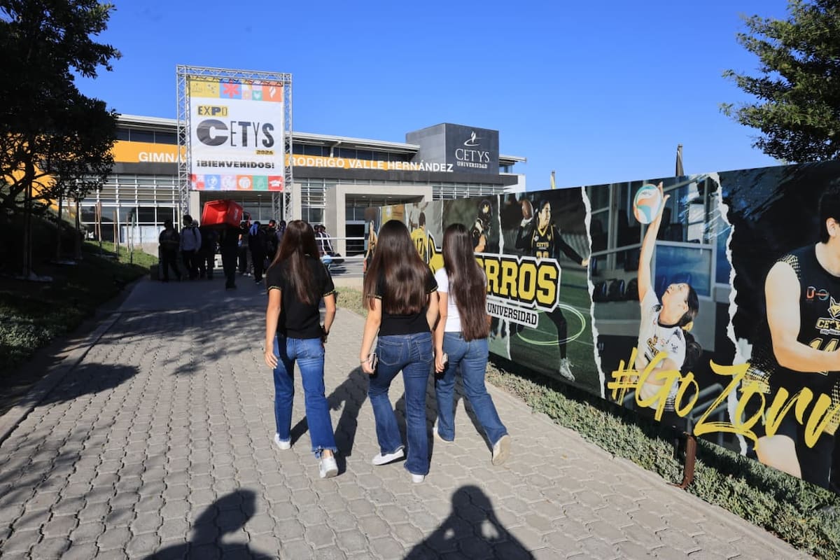 Estudiantes y familias recorren CETYS Universidad campus Tijuana durante Expocetys. Foto: Sergio Ortiz
