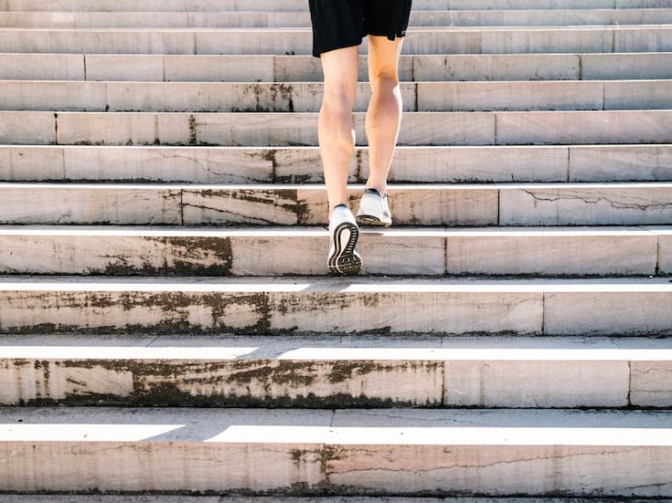 Subir 11 minutos de escaleras quema lo mismo que una hora de caminata, el “superejercicio” que tonifica glúteos y mejora su corazón con alta eficiencia