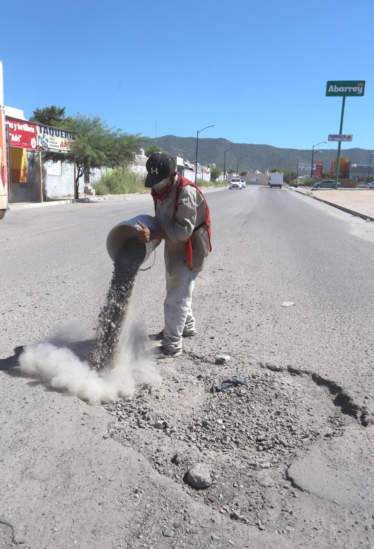 Tomás Eduardo Cuevas Suárez tapa los baches con tierra, aquí por el bulevar Paseo Tierra Nueva en el área de Pueblitos.