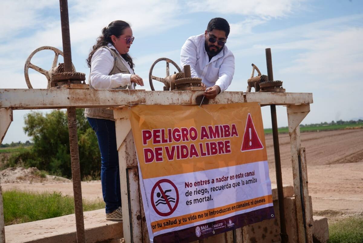 Colocación de lonas informativas en canales y áreas de riesgo en la zona rural del valle de Mexicali.│Foto: Cortesía