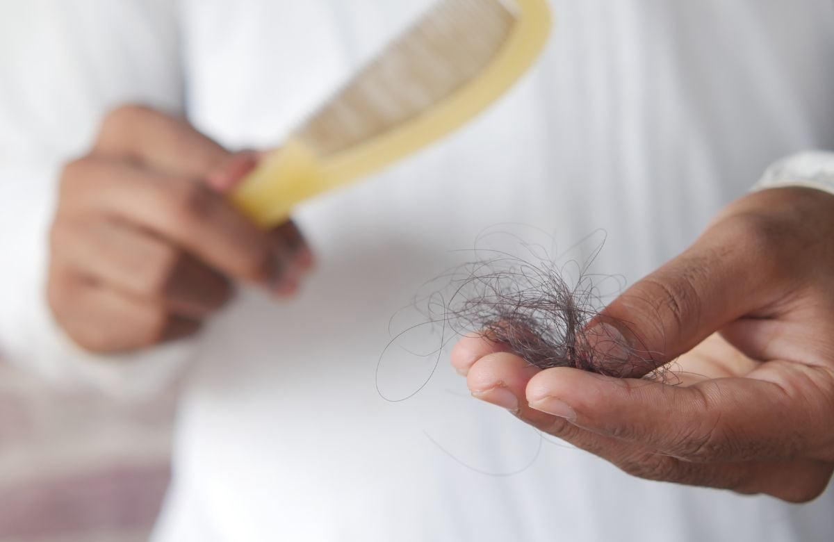 Expertos alertan que la caída del cabello puede revelar hasta 10 problemas de salud distintos | Foto: Especial (canva)