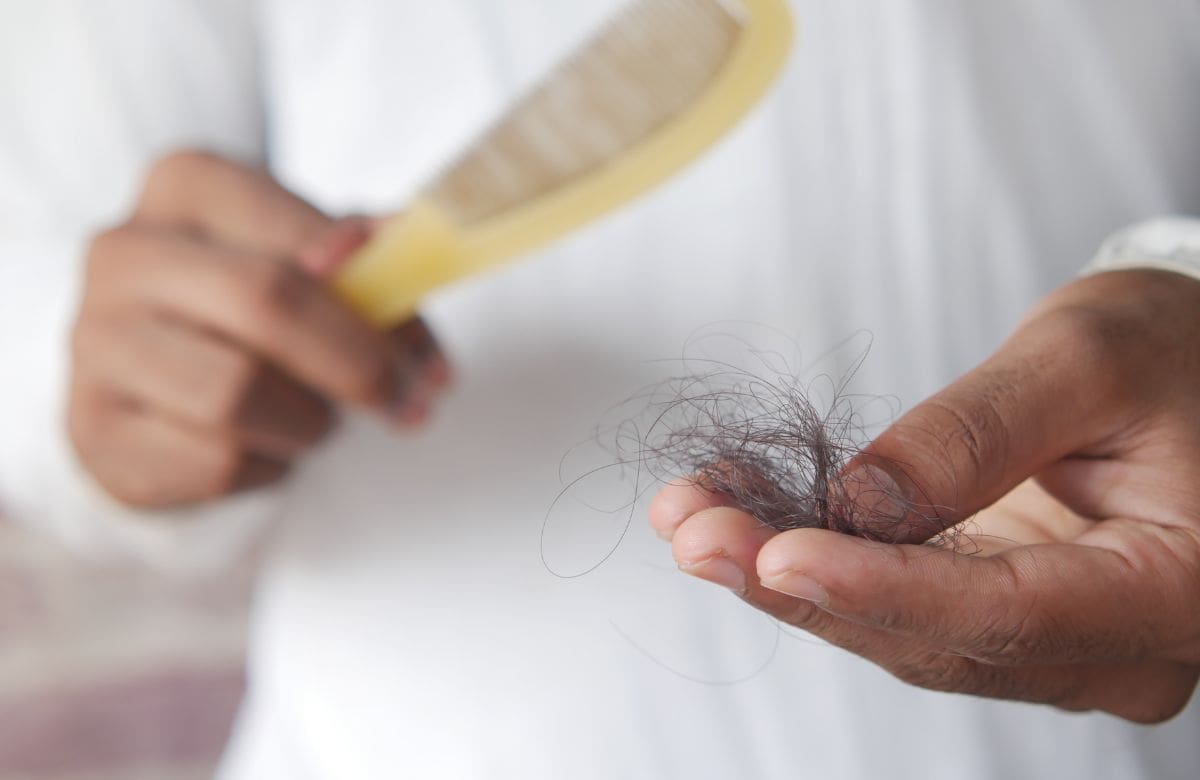 Expertos alertan que la caída del cabello puede revelar hasta 10 problemas de salud distintos | Foto: Especial (canva)