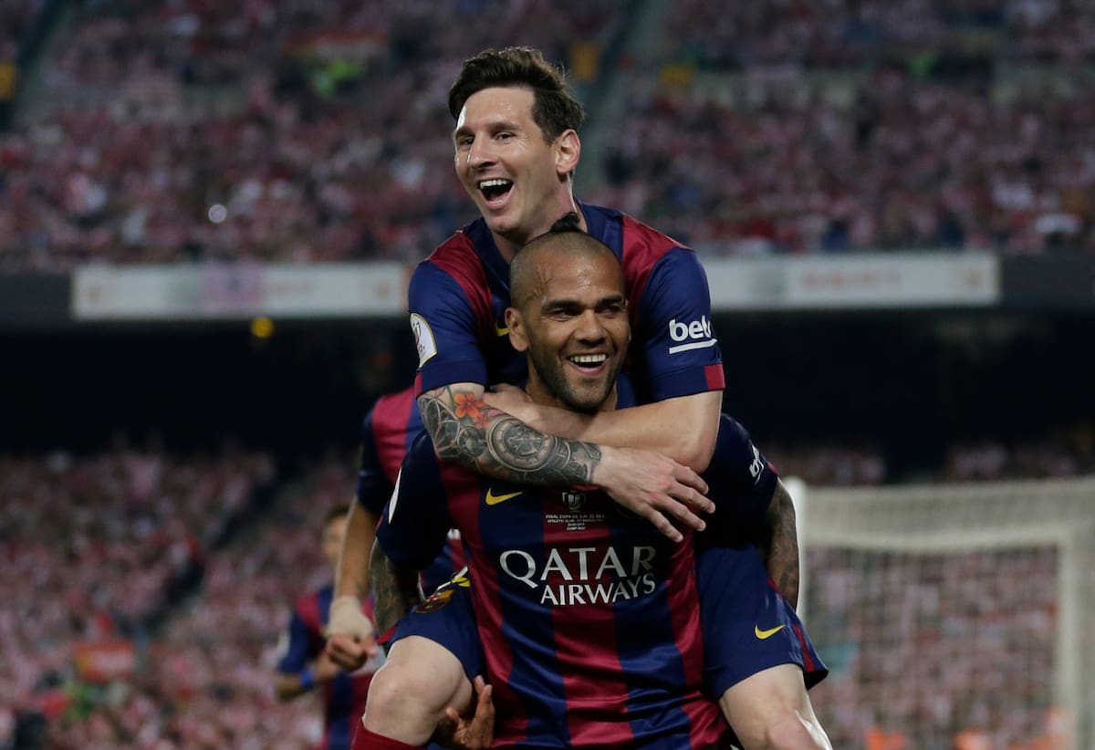 Dani Alves celebra un gol con Leo Messi durante la final de la Copa del Rey 2015. (AP Photo/Manu Fernandez)