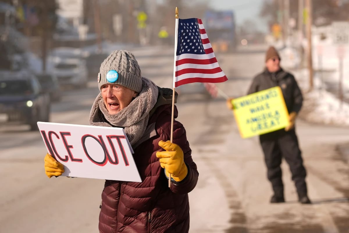 Rosie Grutze protesta contra la presencia del Servicio de Inmigración y Control de Aduanas de Estados Unidos (ICE) el miércoles 21 de enero de 2026 en Portland, Maine. | Crédito: AP/Robert F. Bukaty
