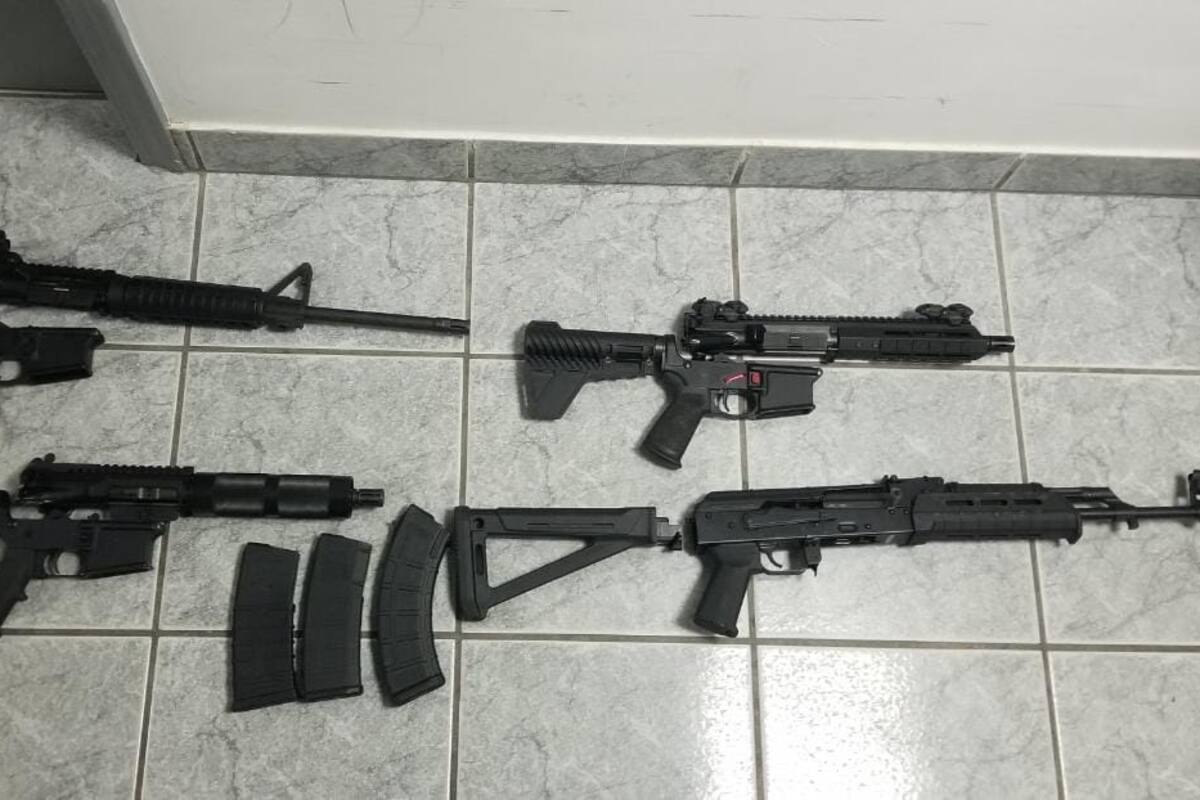 Atrapan a estadounidense en garita de Nogales que trasladaba armas de alto calibre