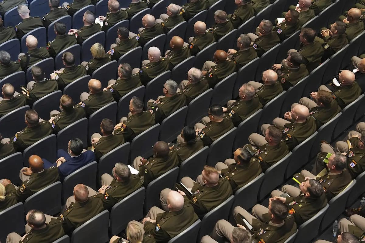 Altos mandos militares estadounidenses escuchan el discurso del presidente Donald Trump en la Base del Cuerpo de Marines de Quantico, el martes 30 de septiembre de 2025 en Quantico, Virginia. | Crédito: AP/Evan Vucci