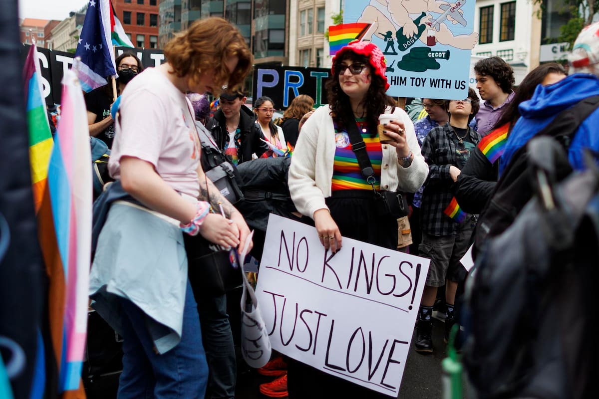 BOSTON (United States), 14/06/2025.- A demonstrator for "No Kings Day" holds a sign that reads No Kings! Just Love as they join the over 10,000 other participants in the Boston Pride for the People parade in Boston, Massachusetts, USA, 14 June 2025. EFE/EPA/CJ GUNTHER