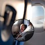 Vuelo se retrasa una hora porque niño de 3 años, en pleno berrinche, no pudo sentarse para despegar; pasajero exigió que existan vuelos solo para adultos