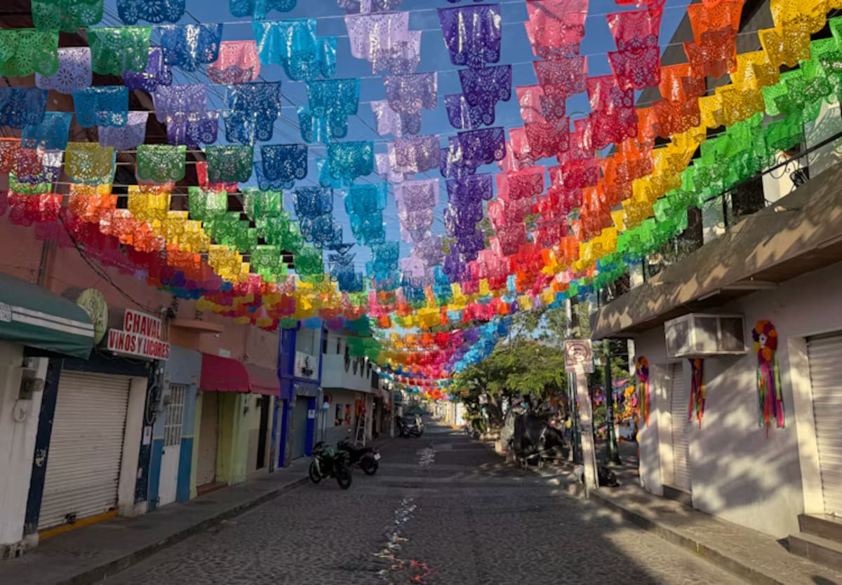 El papel picado llena de color las celebraciones del Día de Muertos, una tradición milenaria que reúne historia, simbolismo y costumbres transmitidas de generación en generación. Foto: Archivo