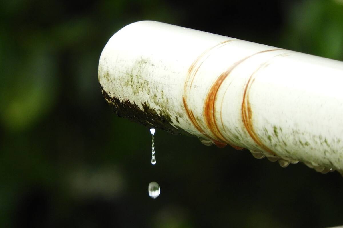 Afectan filtraciones de agua a casas en la Rinconada