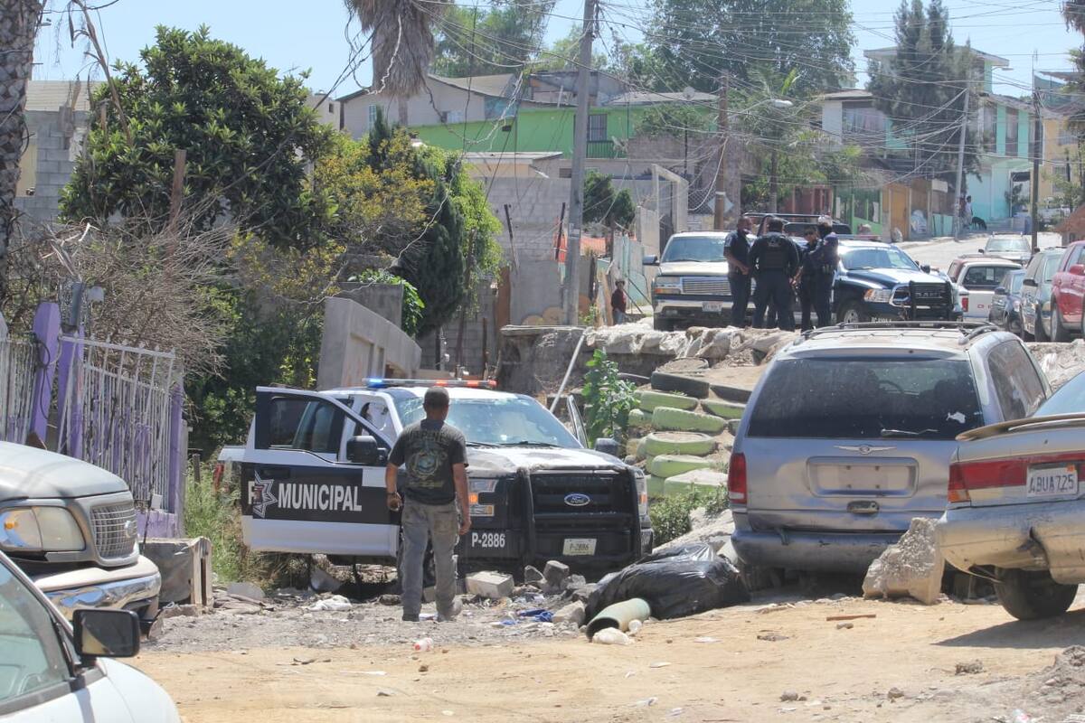 Patrulla cae en ladera dejando dos policías lesionados en Tijuana