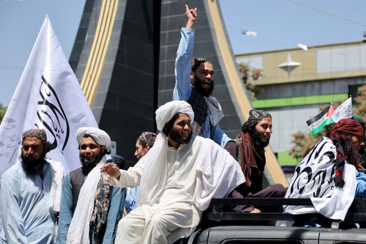 Los talibanes celebran 5 años en el poder de Afganistán con desfiles militares frente a la antigua Embajada de Estados Unidos mientras el país enfrenta una crisis humanitaria y las mujeres pierden cada vez más acceso a educación, trabajo y espacios públicos