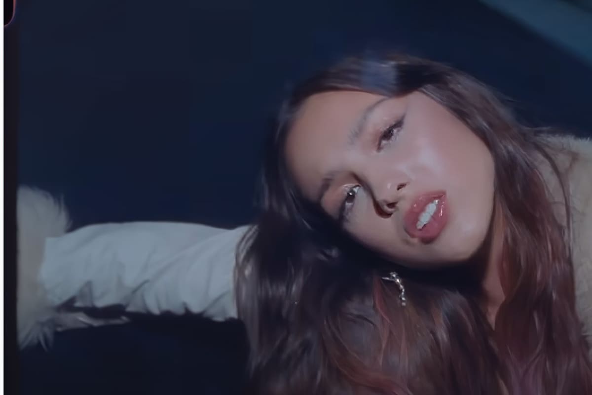 Olivia Rodrigo estrena video oficial de "Traitor" y sorprende con cambio de look
