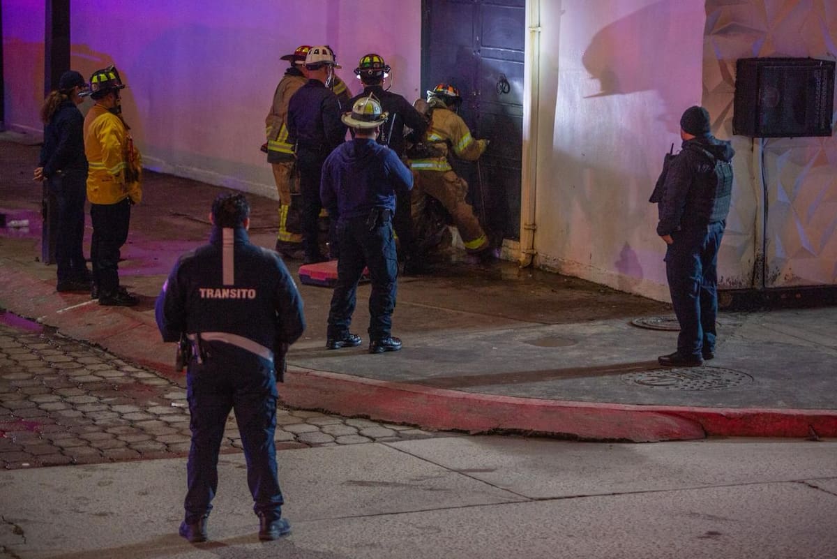 Elementos del Cuerpo de Bomberos sofocaron un incendio que se concentró en la puerta principal del bar Cavally, sin que se reportaran personas lesionadas. Foto: Border Zoom