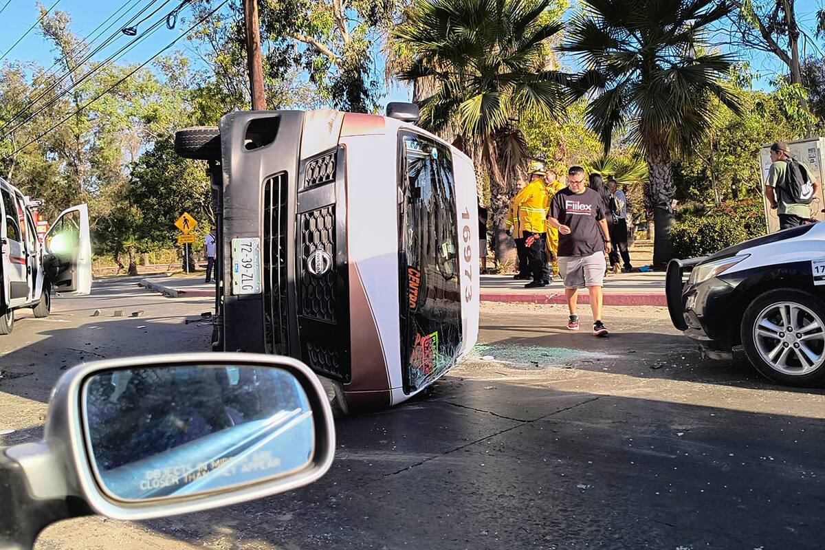 Volcadura de taxi en Otay deja ocho lesionados