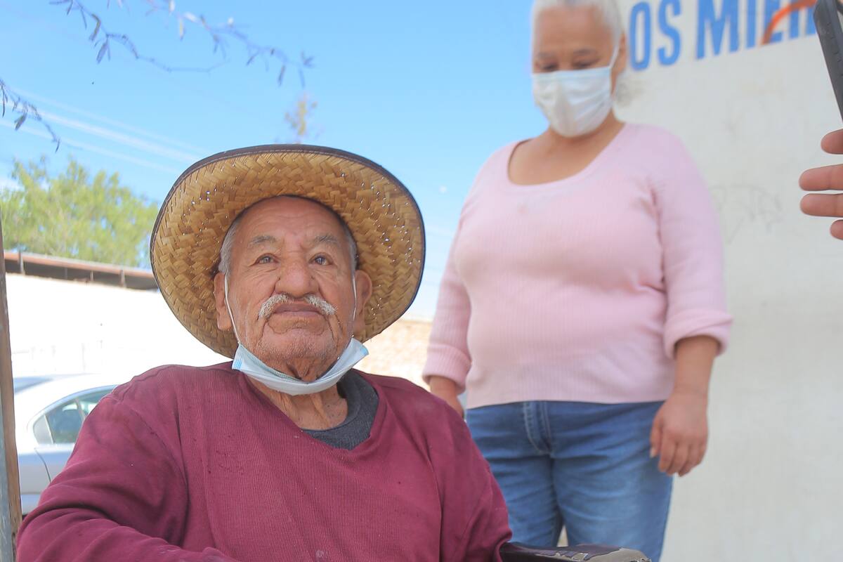A sus 89 años sale a trabajar en su silla de ruedas