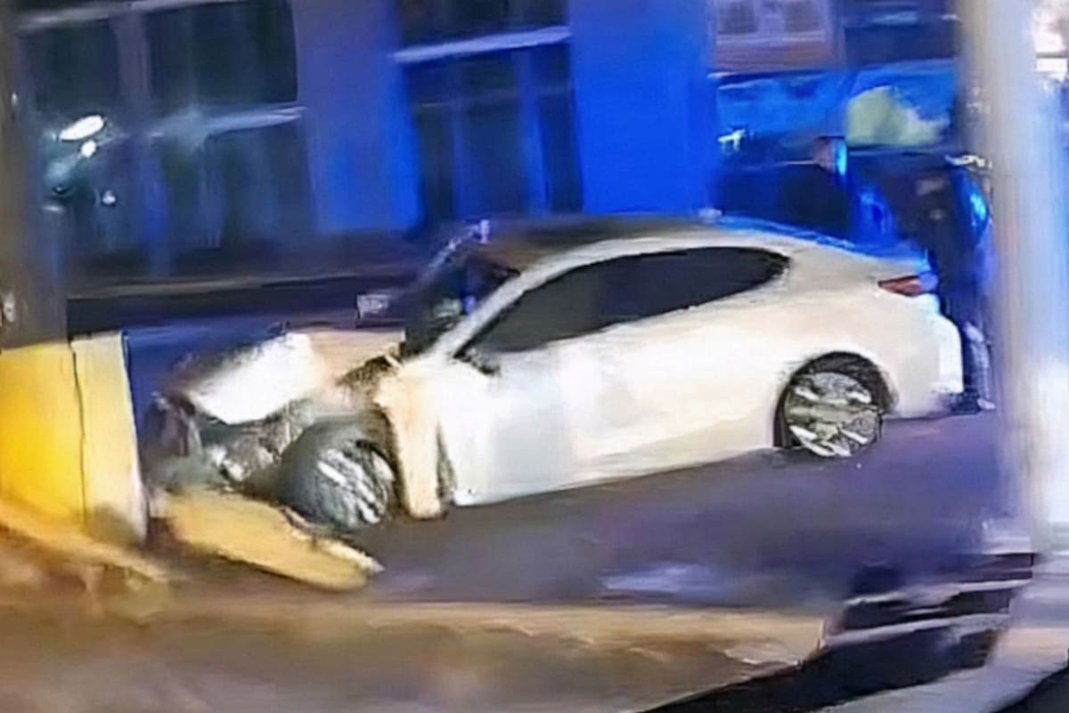 Joven pierde control de su carro y choca contra base de concreto
