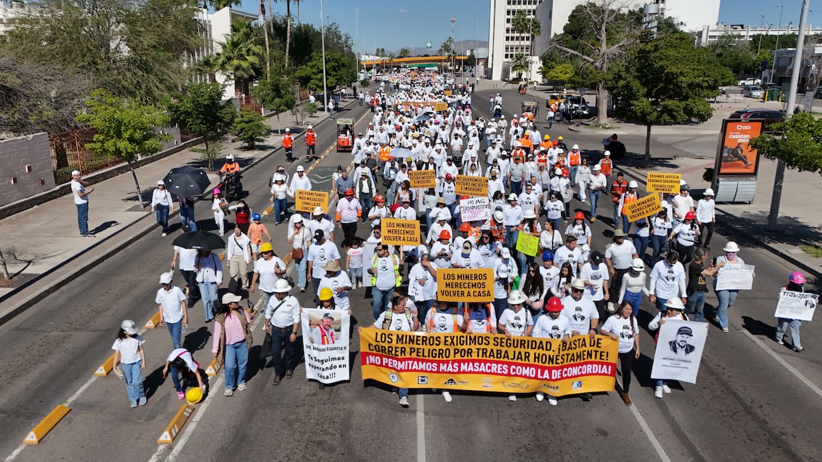 Integrantes de la Asociación de Ingenieros de Minas, Metalurgistas y Geólogos de México (AIMMGM) , junto a estudiantes y familiares, comenzaron una marcha pacífica por las calles de Hermosillo para exigir justicia y mejores condiciones de seguridad para el gremio minero. Foto: GH