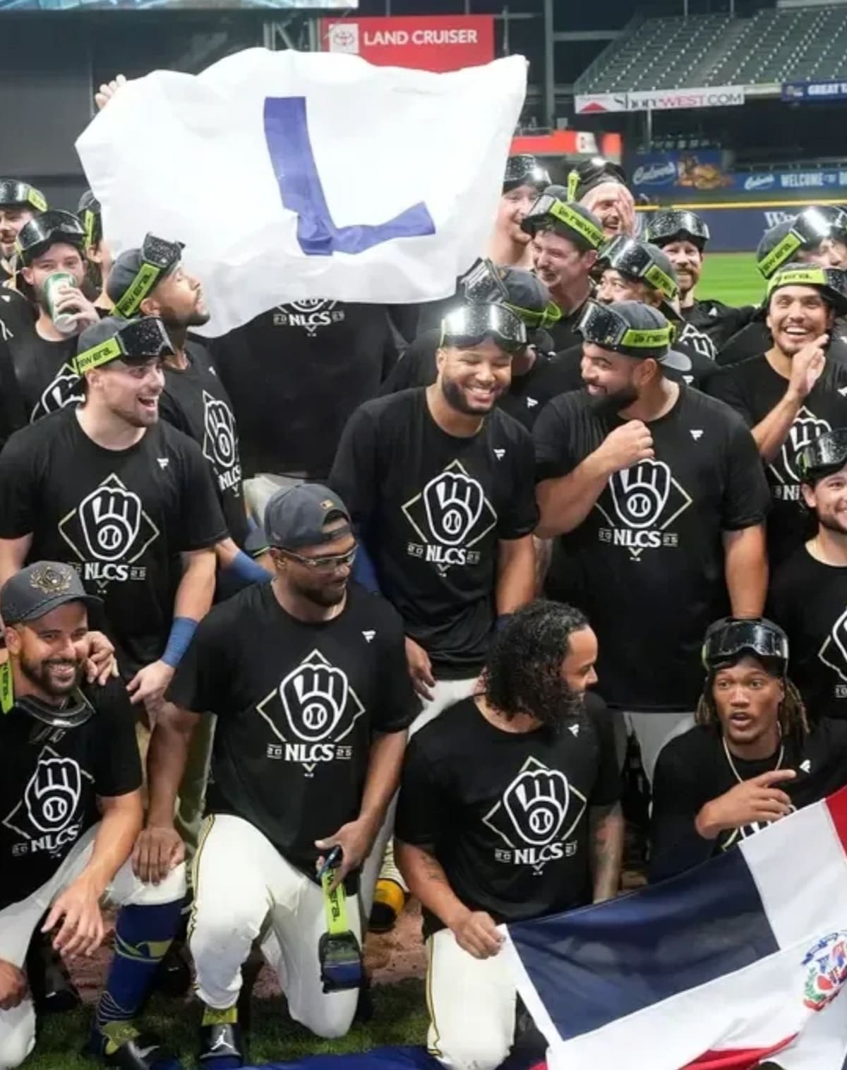 Los Cerveceros de Milwaukee se burlaron de los Cachorros de Chicago con una bandera con una "L".