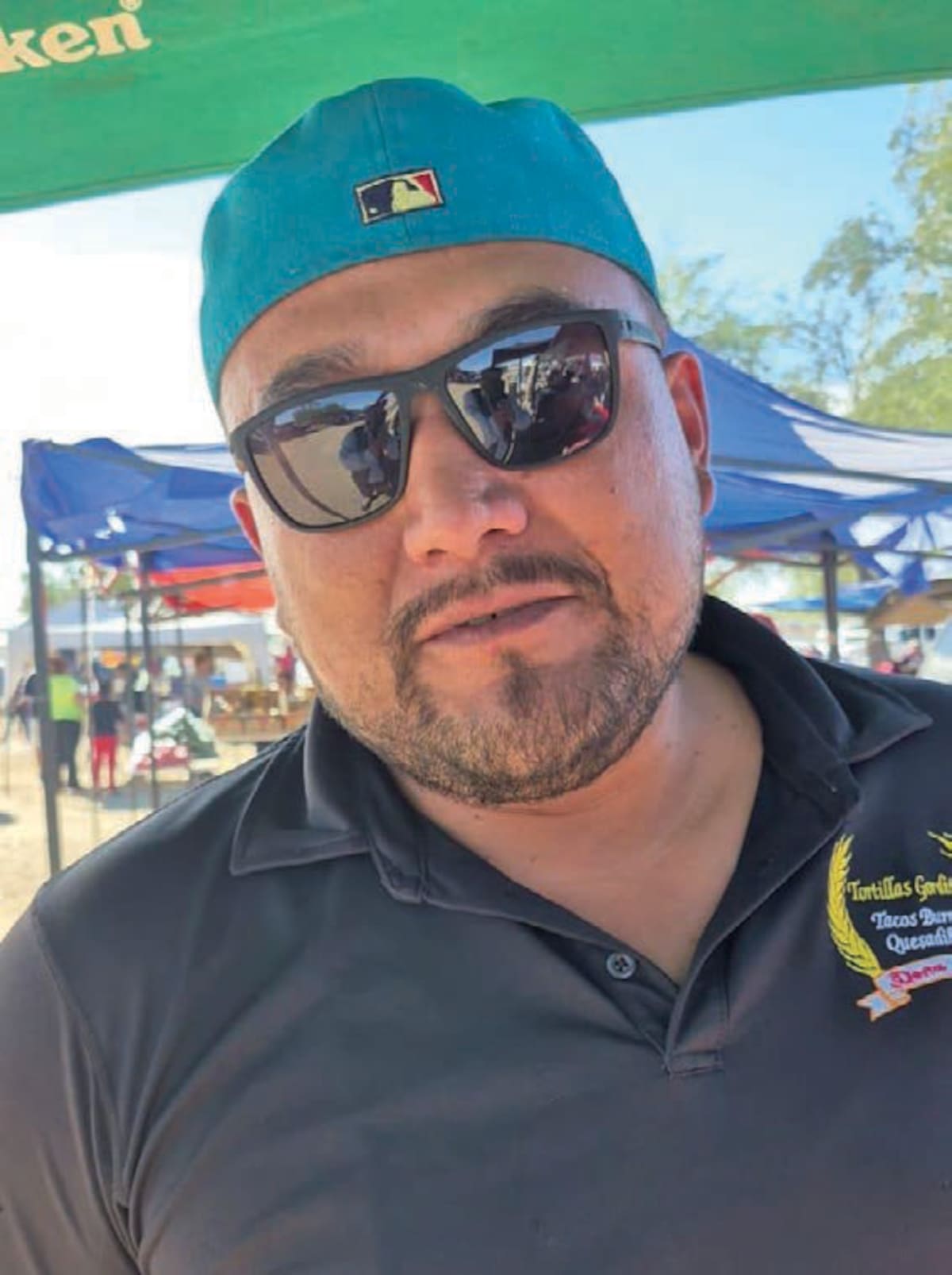 Abraham González reconoció que antes de conocer a su esposa Angélica no sabía hacer tortillas, pero aprendió con la receta original de Doña Mica. FOTO: JESÚS ALBERTO LÓPEZ