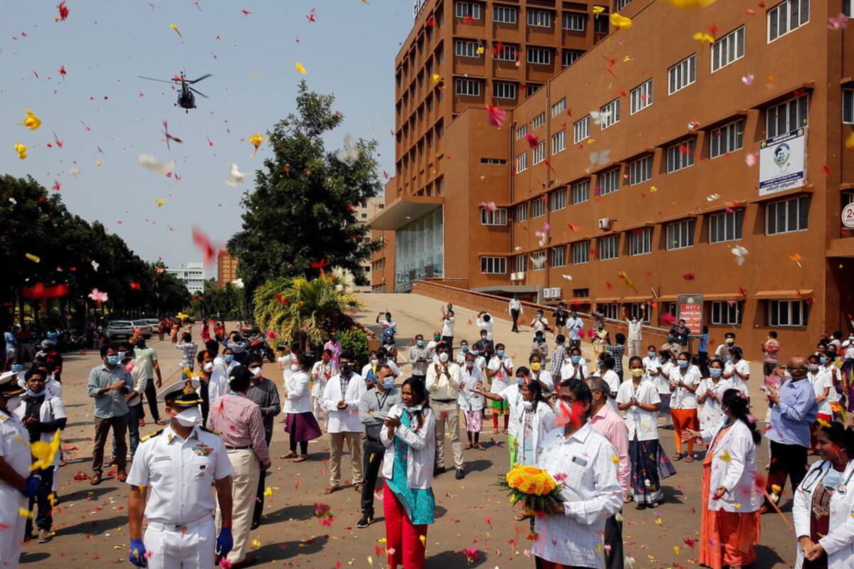 Helicóptero lanza pétalos en la India para agradecer a la Policía su lucha contra el Covid-19
