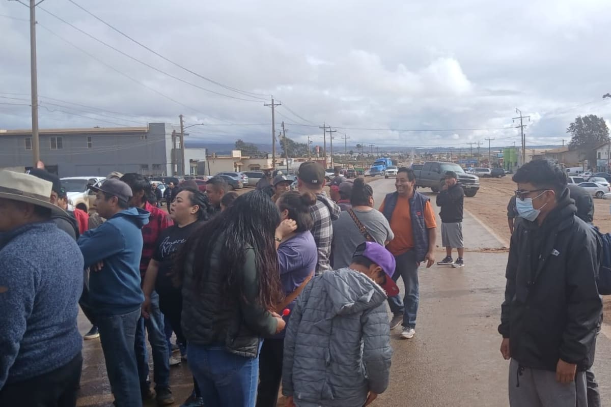 Bloquean carretera Transpeninsular en Camalú