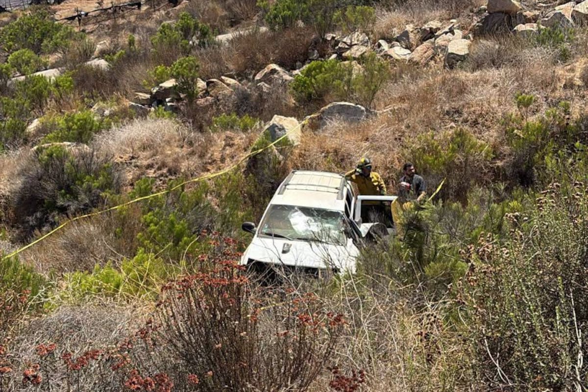 Volcadura en la carretera Ensenada–San Vicente deja un hombre muerto y un menor lesionado