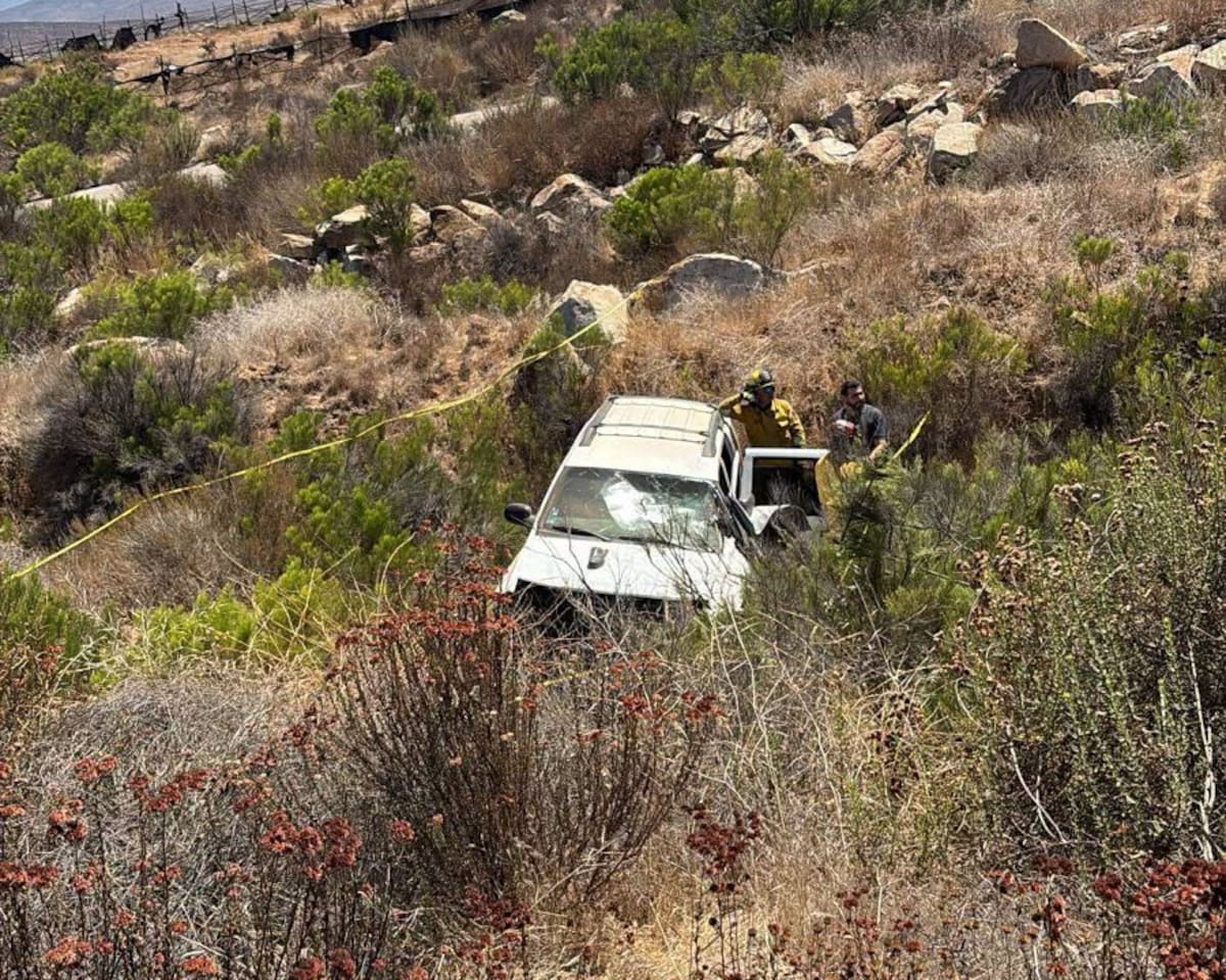 Un hombre de aproximadamente 60 años falleció y un adolescente de 14 años resultó lesionado tras la volcadura de una camioneta sobre la carretera Transpeninsular.
Foto: Cortesía.