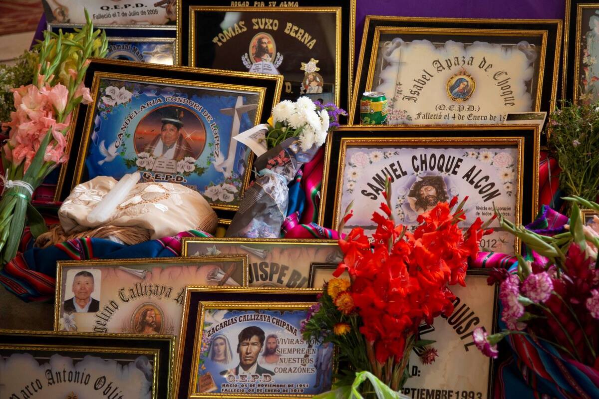 Despiden bolivianos las almas de los muertos en la pandemia
