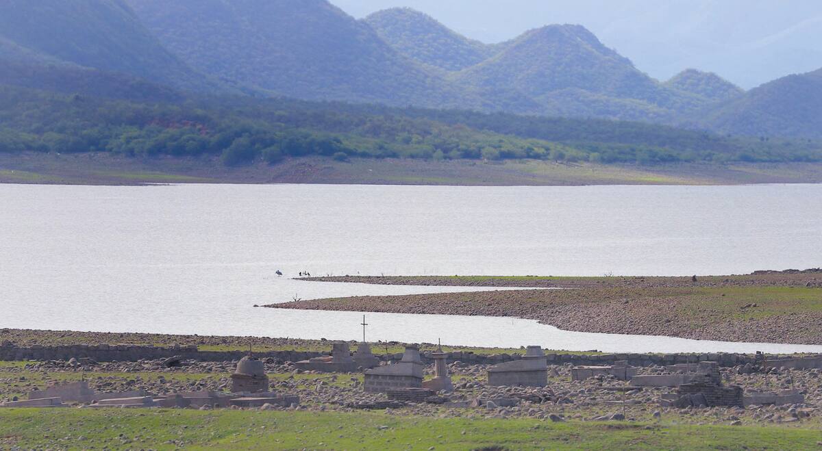 Al bajar el nivel del agua es como si el pueblo "reviviera".