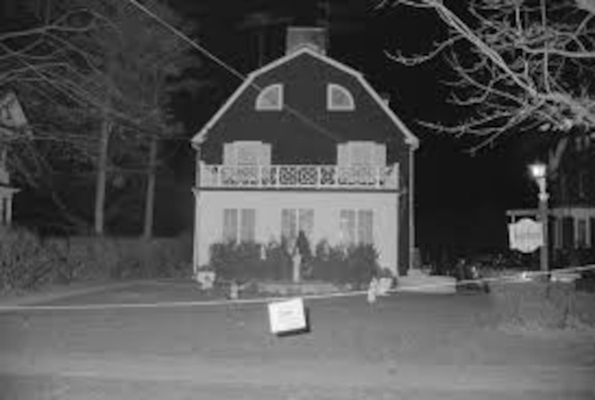 La tragedia familiar de Amityville y los fenómenos reportados por los Lutz inspiraron escenas de El conjuro 2. / Foto: Especial