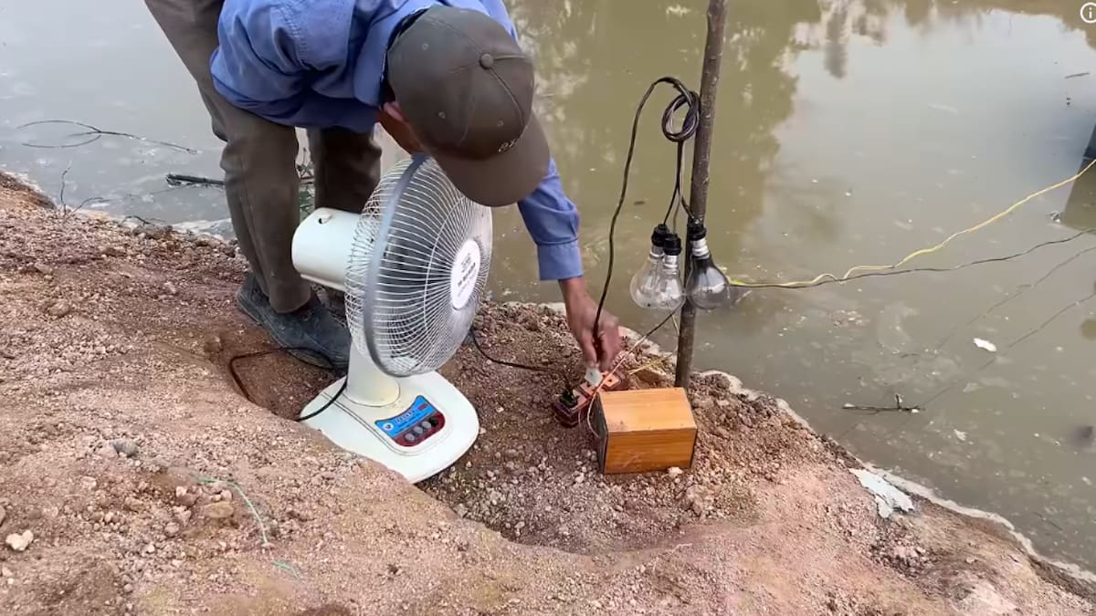 El caudal de un río cercano fue aprovechado para mover una turbina capaz de transformar la fuerza del agua en electricidad para una vivienda.