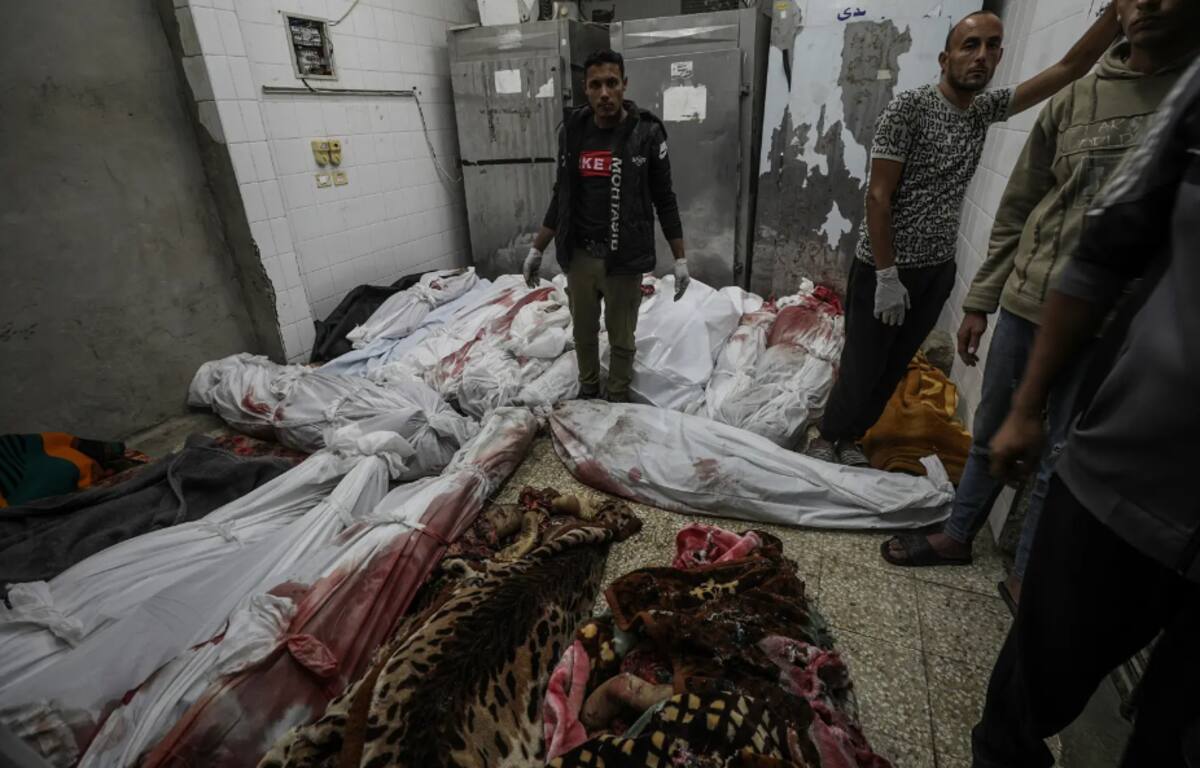 Los cuerpos cubiertos de los palestinos muertos en un ataque aéreo yacen en la morgue del hospital de los Mártires de Al Aqsa en la ciudad de Deir Al Balah, en el centro de la Franja de Gaza. / EFE-Mohammed Saber