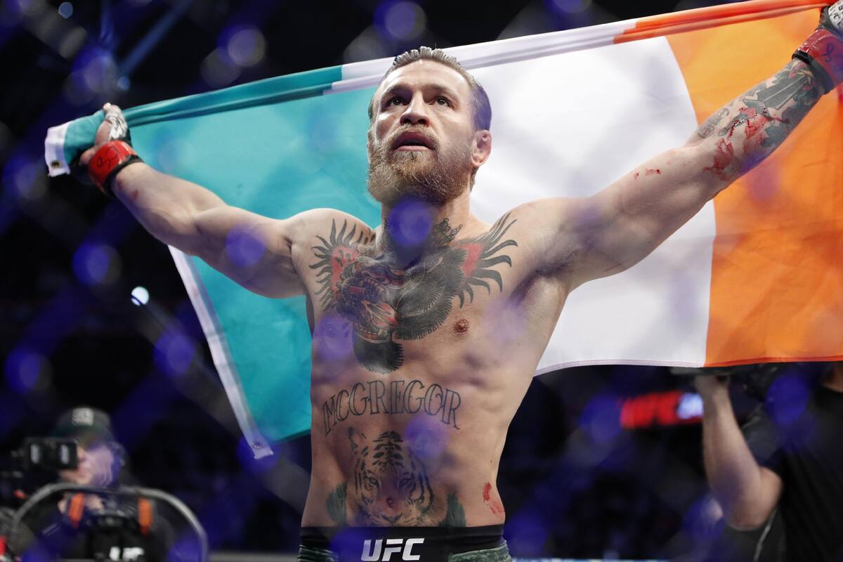 IMAGEN: McGregor presume su físico a semanas de su pelea contra Poirier de UFC