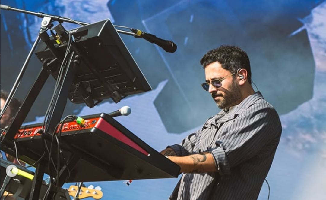 Jonathan Meléndez tocando en concierto de Camilo Séptimo. Instagram camiloseptimomx