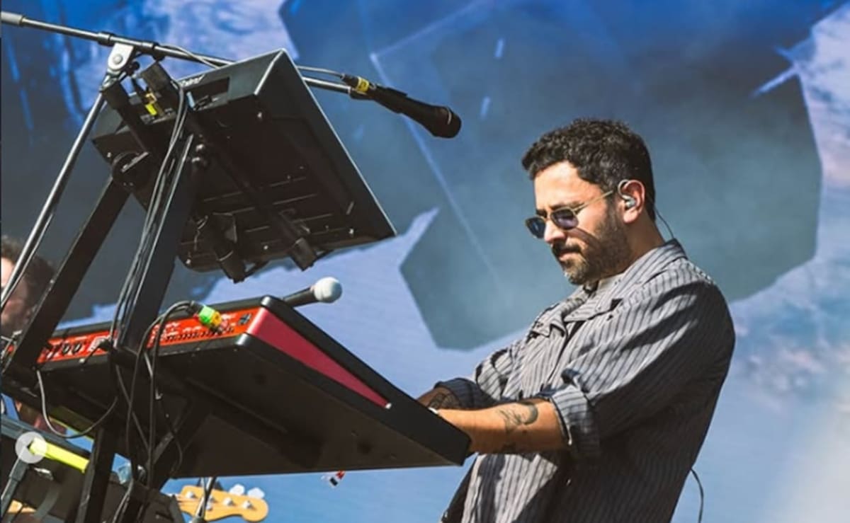 Jonathan Meléndez tocando en concierto de Camilo Séptimo. Instagram camiloseptimomx