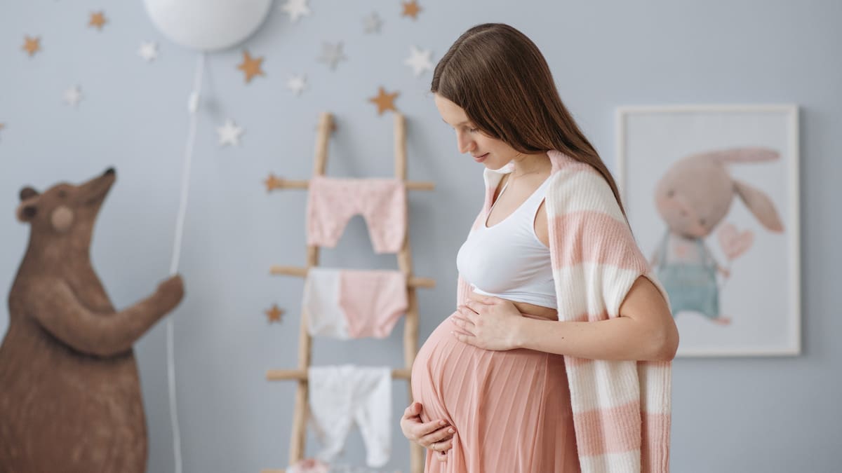 Entre 1990 y 2023, la natalidad adolescente cayó un 73%, mientras que en mujeres de 40 años o más aumentó un 193%/Foto: Canva