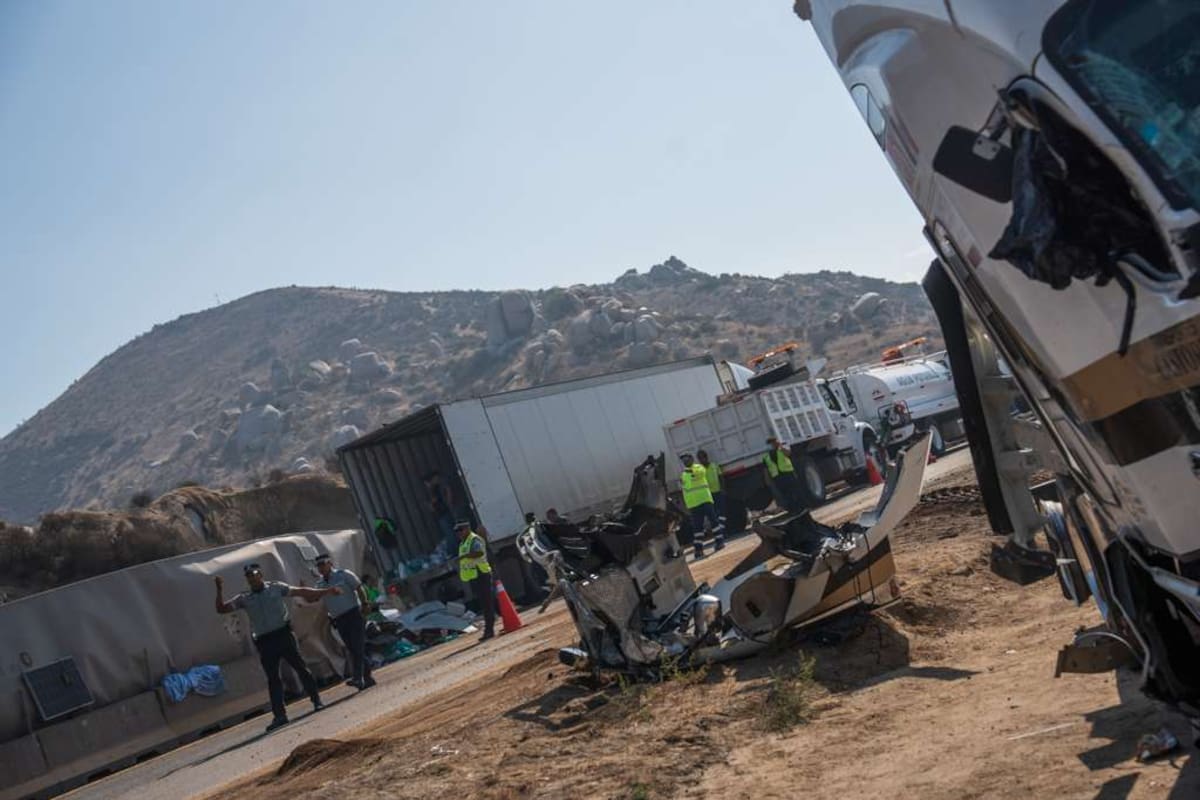 El accidente involucró a dos unidades de carga y provocó el cierre total de la vialidad durante varias horas. Foto: Border Zoom