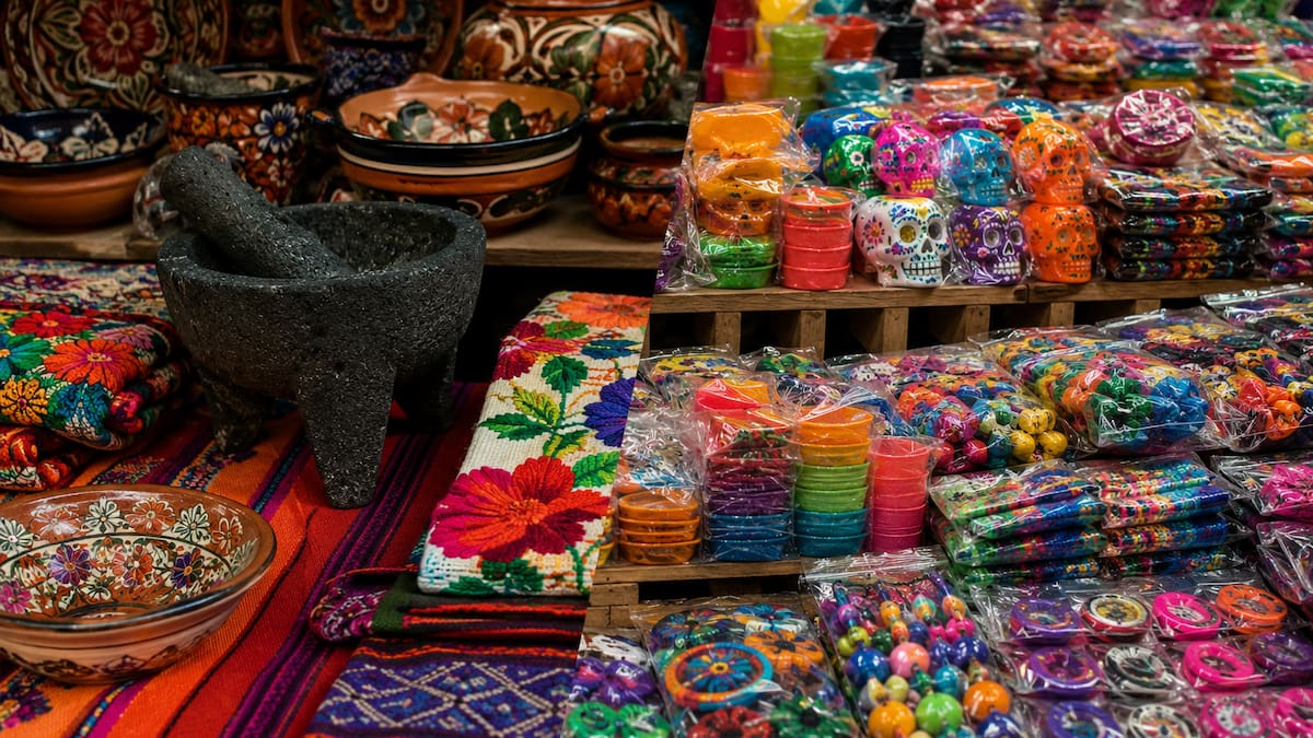 Mercancía china que imita artesanías mexicanas desplaza hasta el 80% de productos auténticos en mercados turísticos y Canaco alerta por uso de IA, reetiquetado ilegal y crisis para artesanos rumbo al Mundial FIFA