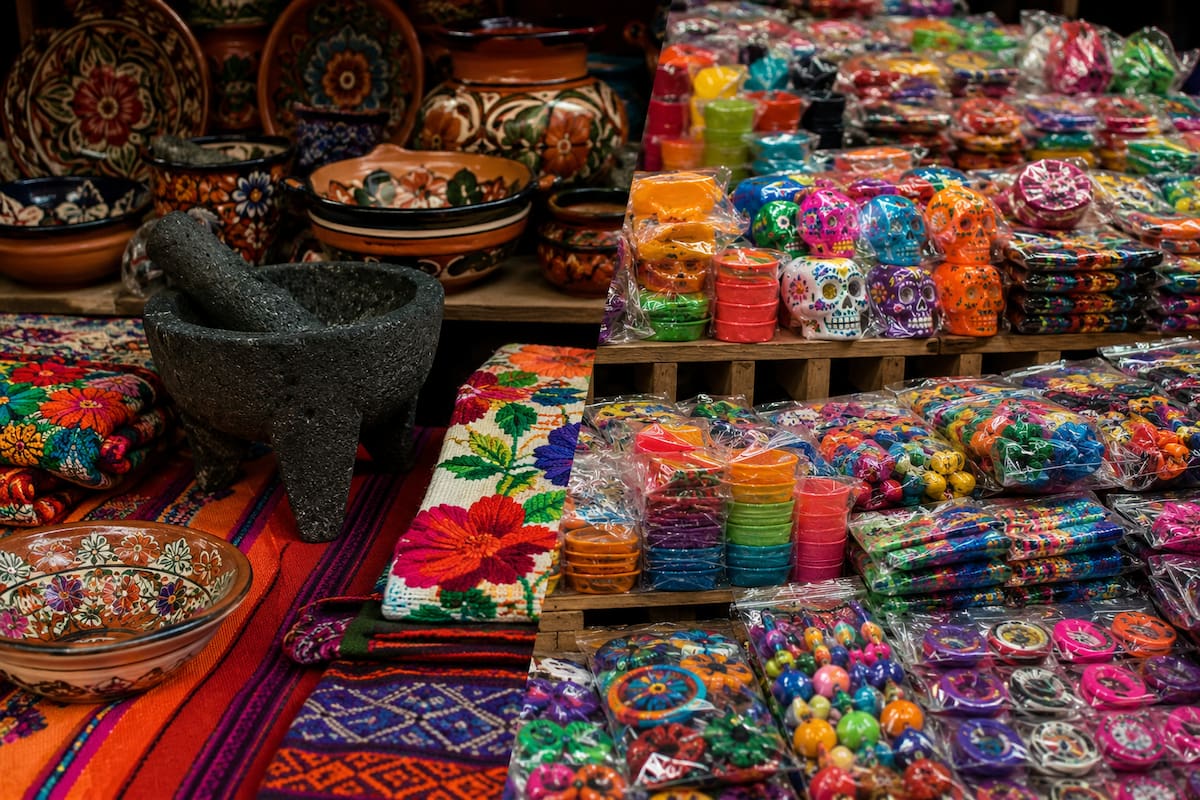 Mercancía china que imita artesanías mexicanas desplaza hasta el 80% de productos auténticos en mercados turísticos y Canaco alerta por uso de IA, reetiquetado ilegal y crisis para artesanos rumbo al Mundial FIFA