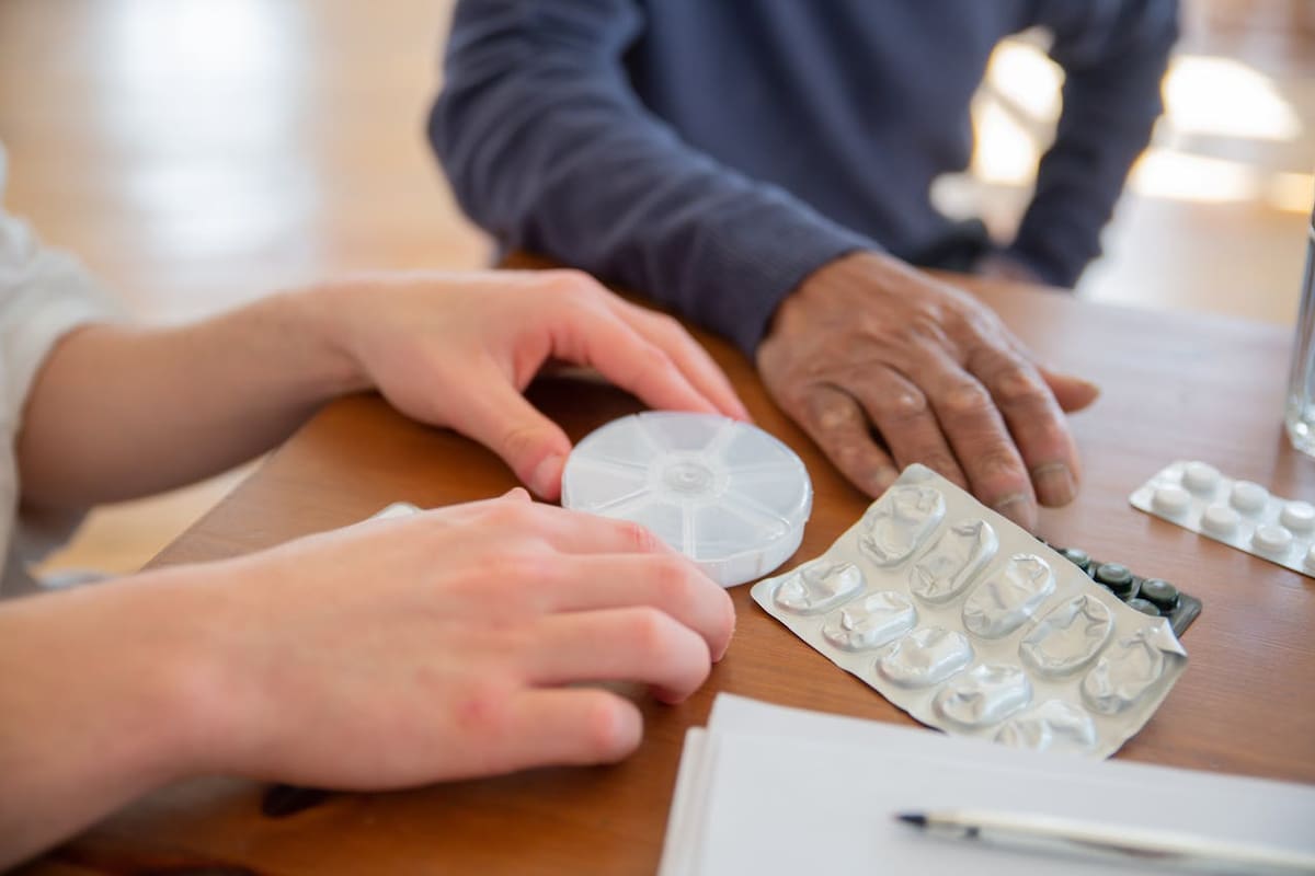 Entre las propuestas de expertos para evitar la disminución de seguros médicos para adultos mayores, está el no solo enfocarse en la atención de enfermedades, sino en la prevención. | Foto: Pexels