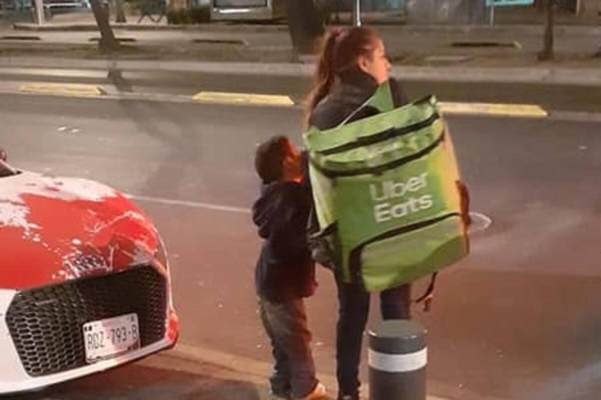 Conmueve foto de madre e hijo repartiendo pedidos de Uber Eats a pie; le regalan moto