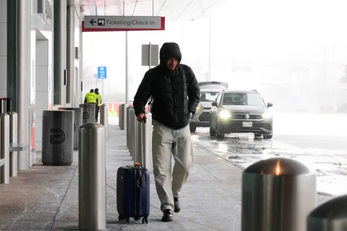 Un hombre llega al Aeropuerto Love Field para un vuelo programado a San Mateo, California, que aún no había sido cancelado el sábado 24 de enero de 2026, en Dallas. | Crédito: AP/Tony Gutierrez
