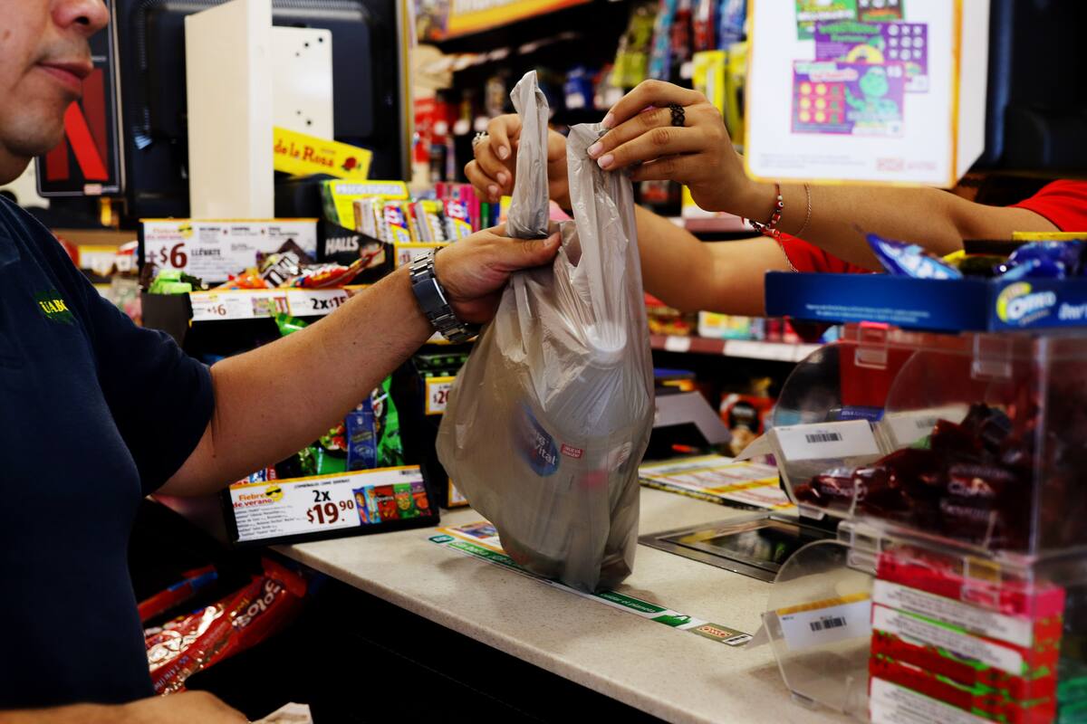 A más de 50 mil pesos llega la multa por regalar bolsas de plástico