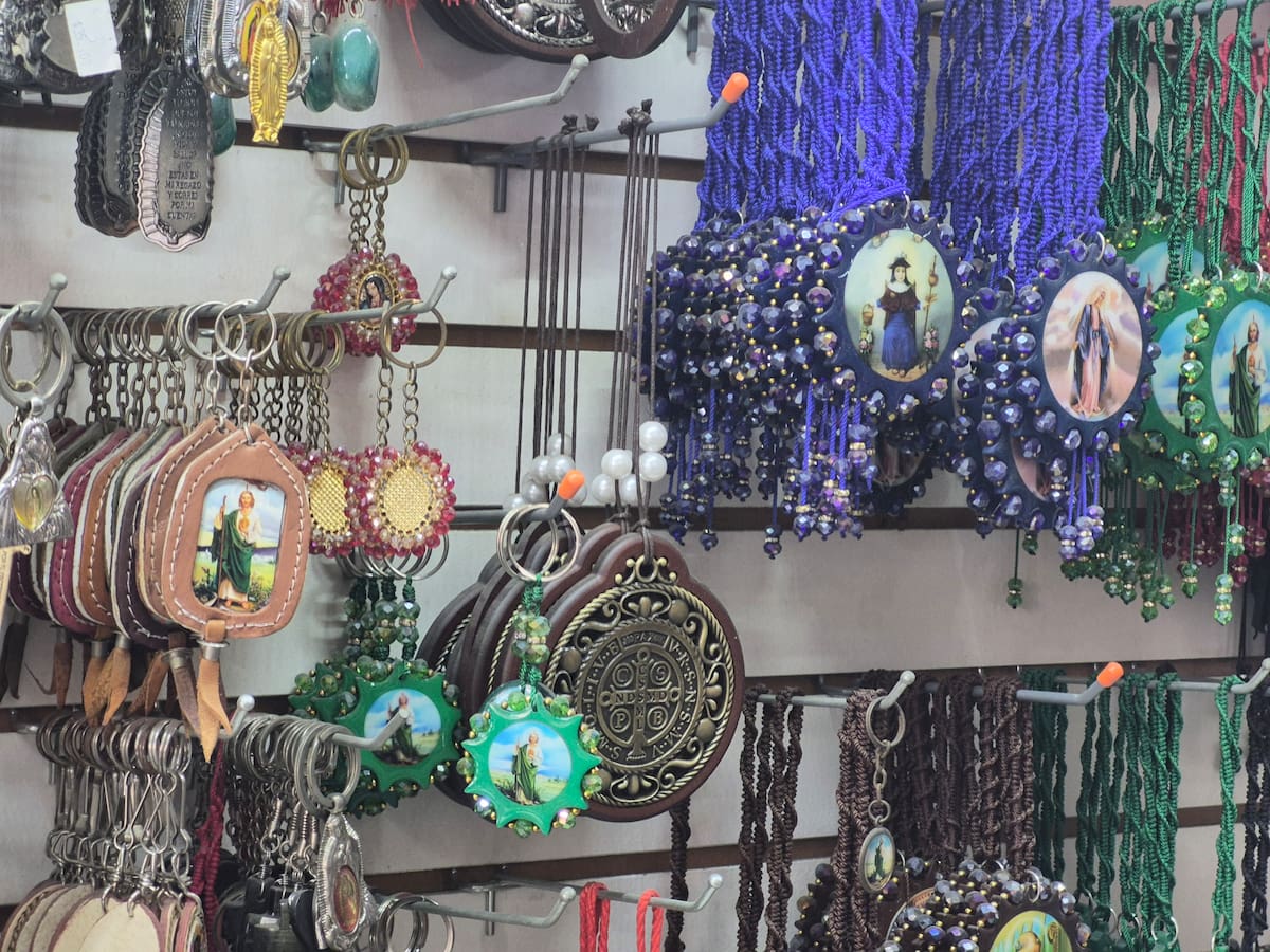Comerciantes indicaron que también persiste la consulta por hierbas e imágenes religiosas, con precios que varían según tamaño y presentación. Foto: Michelle Castillo