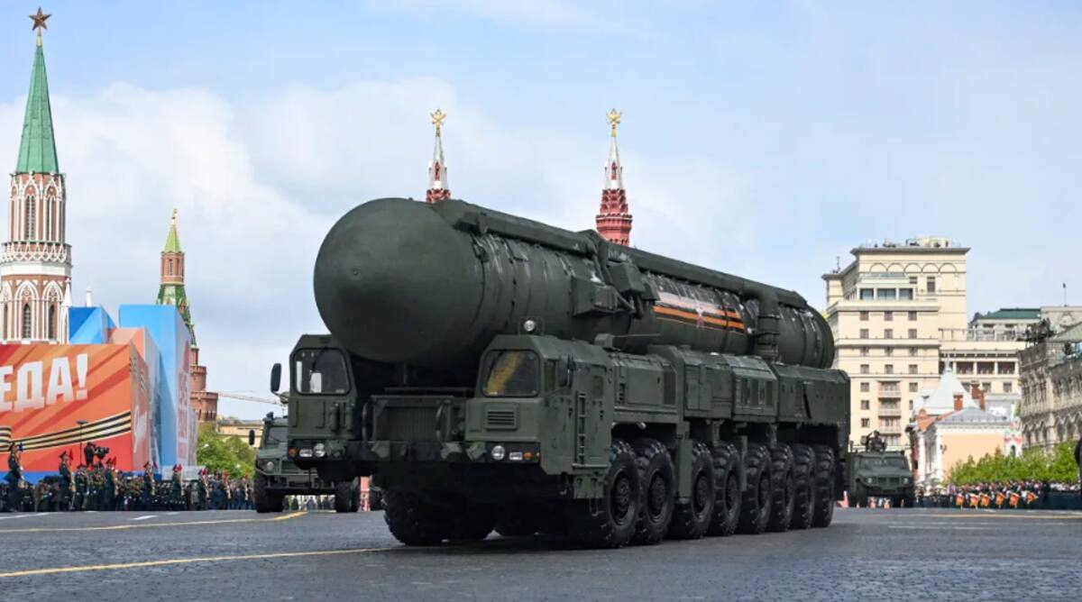 Un lanzador de misiles balísticos intercontinentales ruso Yars avanza por la Plaza Roja durante el desfile militar del Día de la Victoria en el centro de Moscú el 9 de mayo de 2024. Alexander Nemenov/AFP/Getty Images/Archivo