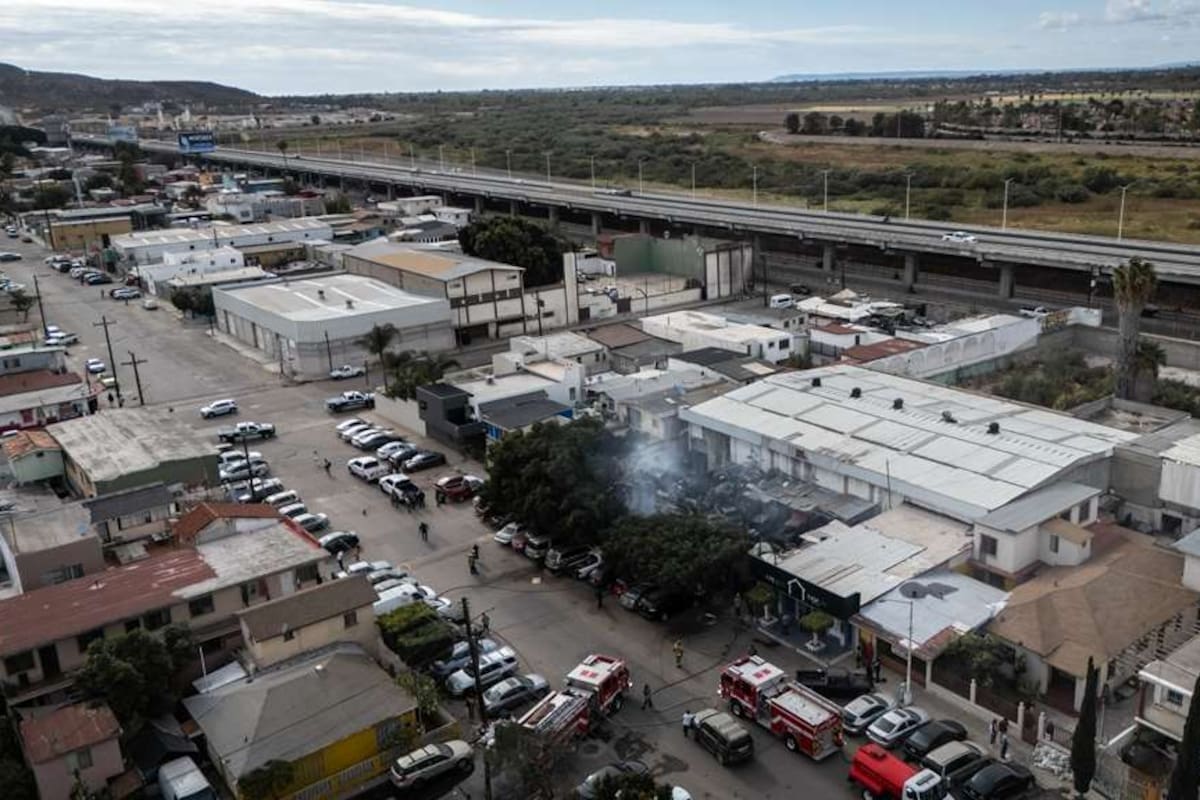 Se incendia taller mecánico en la zona Norte y dos vehículos quedan calcinados