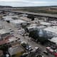 Se incendia taller mecánico en la zona Norte y dos vehículos quedan calcinados
