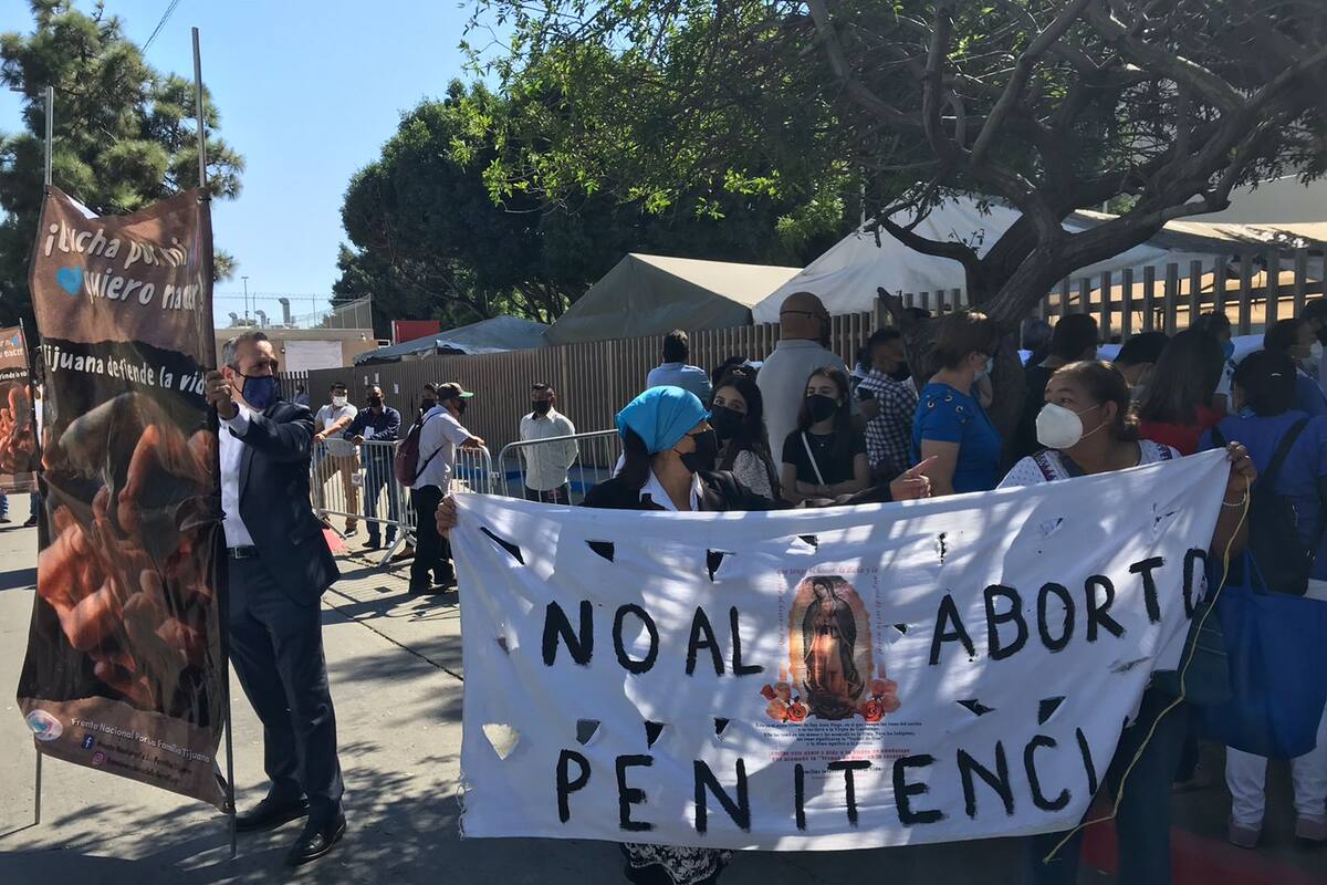 En medio de protestas reciben a AMLO en Tijuana