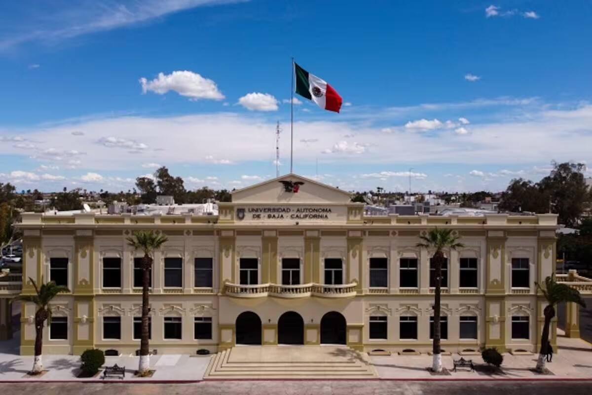 Se manifiestan alumnos de odontología en rectoría de la UABC contra directivos de la facultad